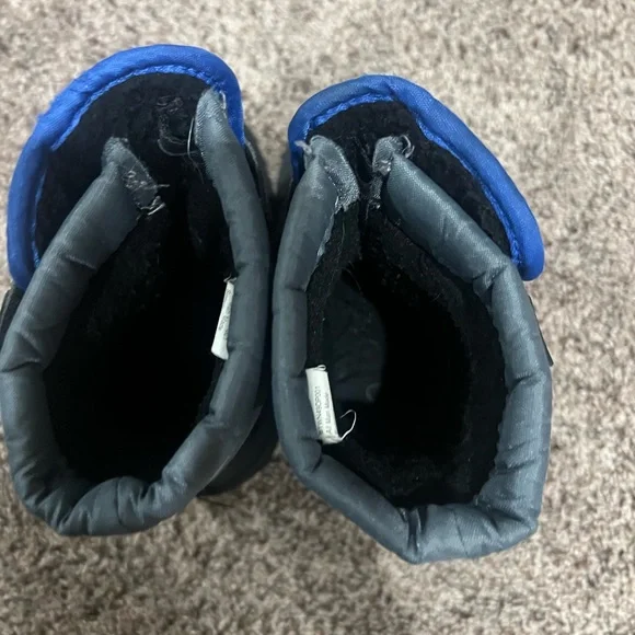 Toddler size 9 snow boots - Picture 7 of 8